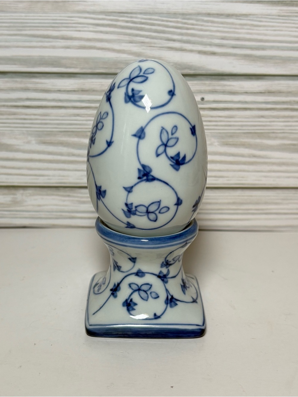 Vintage Blue White Porcelain Egg Salt Pepper Shaker Pedestal Stand Thailand Leaf